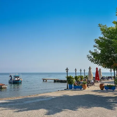 Deja Blue & Pool House, By Estia *