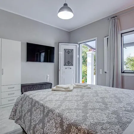 Villa Deja Blue & Pool House, By Estia *