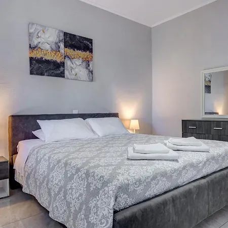 Deja Blue & Pool House, By Estia Villa *