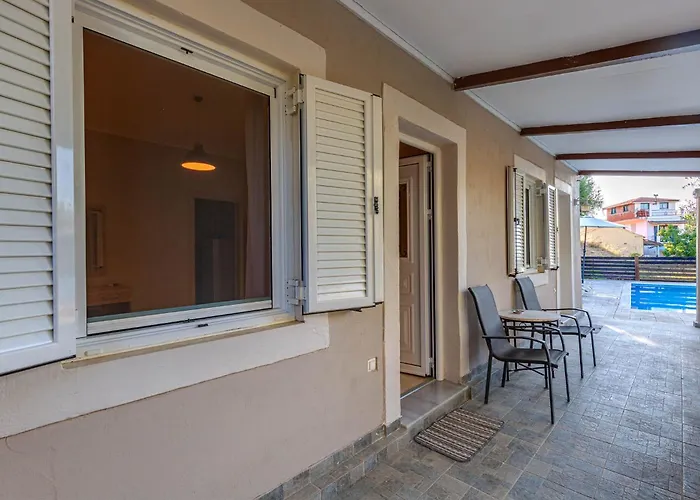 Deja Blue & Pool House, By Estia Villa