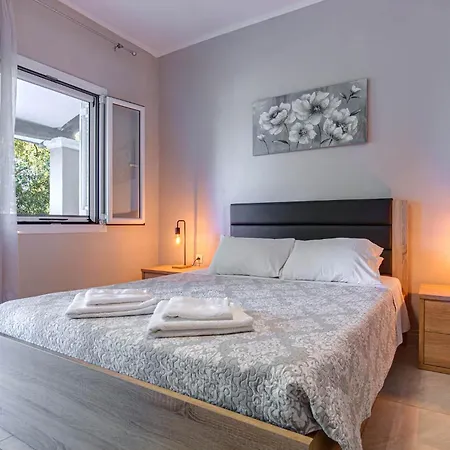 Deja Blue & Pool House, By Estia *