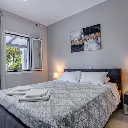 Deja Blue & Pool House, By Estia